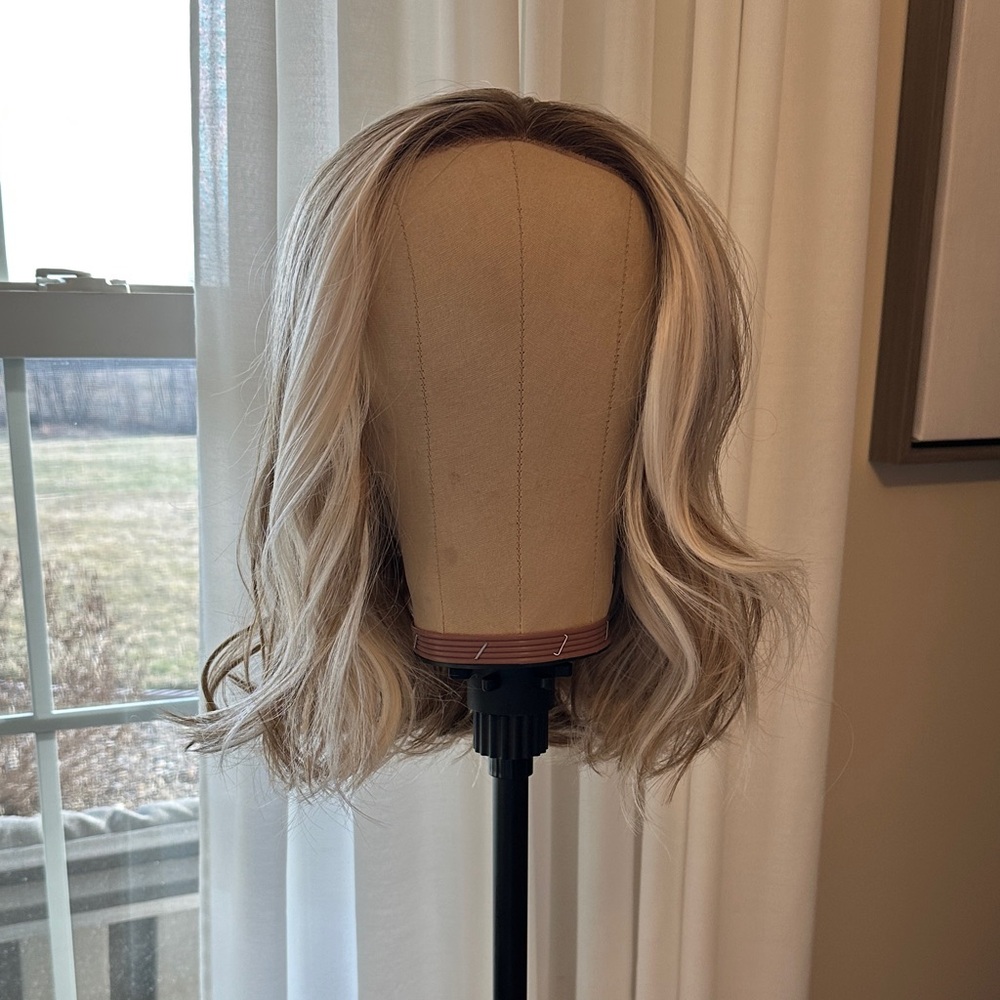 CSC Blonde Wavy Bob Wig - Natural Blonde